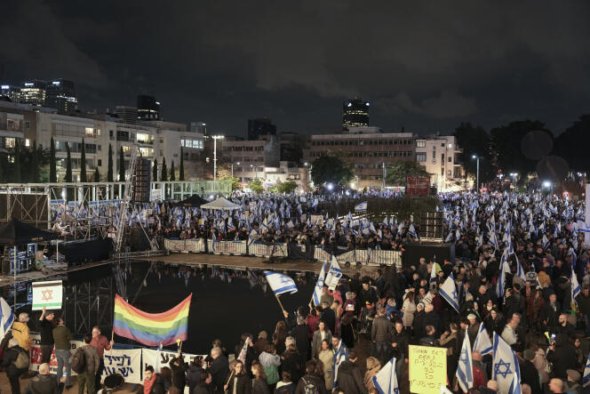 Manifestantes israelíes que protestan contra la reforma presentada por la coalición del Sr. Netanyahu y que creen que amenaza el régimen democrático, en Tel Aviv, el sábado 14 de enero de 2023 por la noche. 