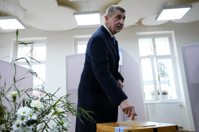 El ex primer ministro Andrej Babis, candidato a la presidencia de la República Checa, introduce su papeleta en la urna durante la primera vuelta de las elecciones, el 13 de enero de 2023, en un colegio electoral de Pruhonice. 
