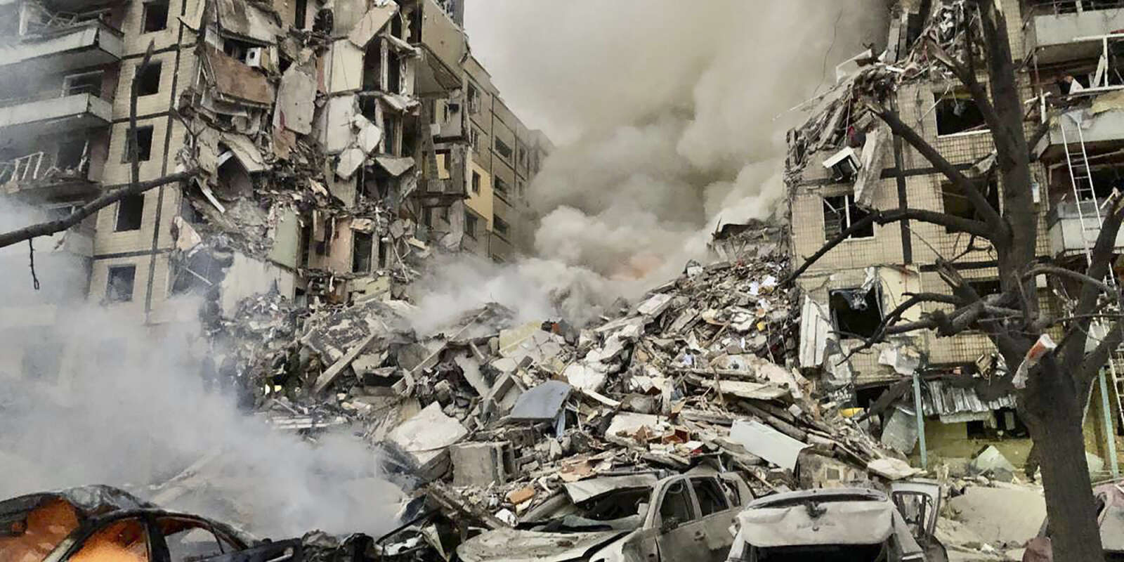 Une roquette russe a frappé un immeuble de plusieurs étages, laissant de nombreuses personnes sous les débris à Dnipro, 14 janvier 2023. 