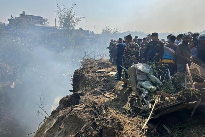Los rescatistas acudieron al lugar del accidente de un avión de Yeti Airlines el 15 de enero de 2023 en Nepal. 