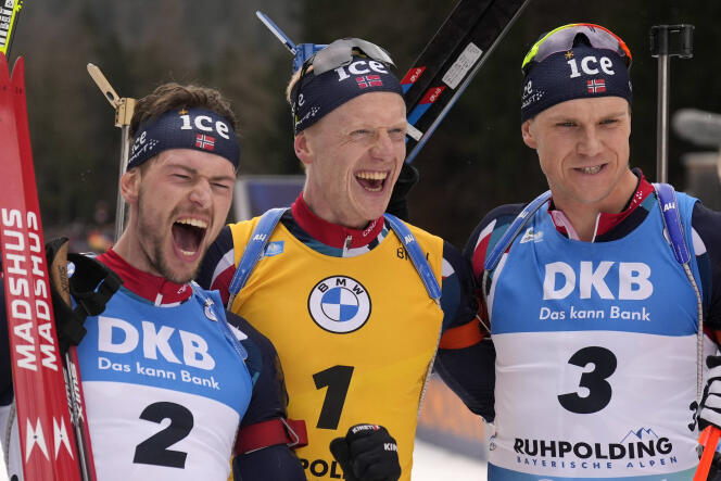 Sturla Laegreid (izquierda), Johannes Boe (centro) y Vetle Christiansen (derecha) forman un podio totalmente noruego al final del evento de inicio masivo de la Copa del Mundo de Biatlón, el domingo 15 de enero de 2023, en Ruhpolding (Alemania).