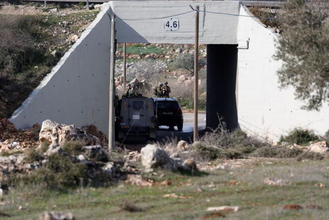 Des soldats israéliens montent la garde sur les lieux d'un incident de sécurité près de Ramallah en Cisjordanie occupée le 15 janvier 2023.