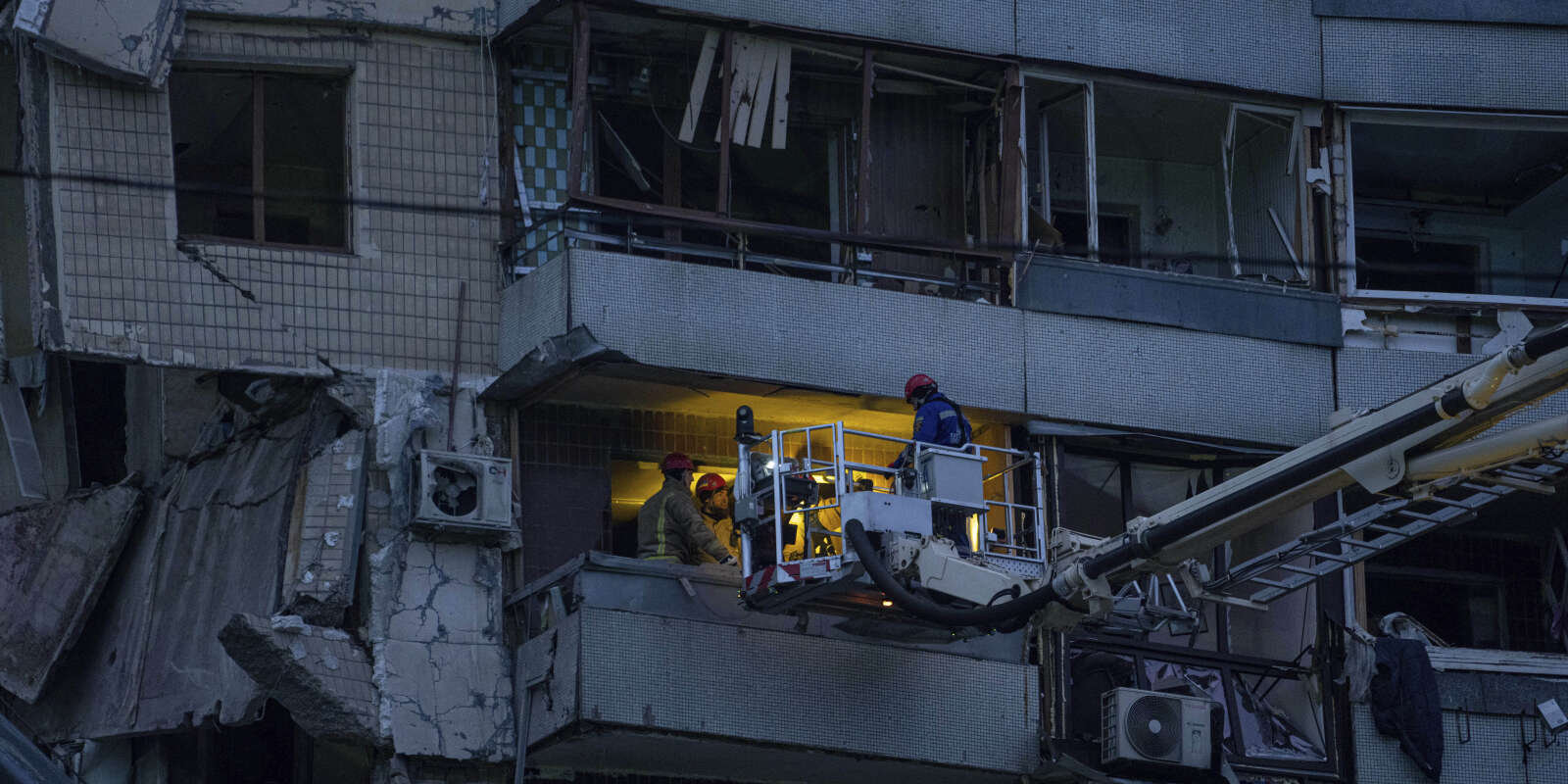 Des secouristes recherchent des survivants à la frappe qui a touché un immeuble résidentiel du sud de la ville de Dnipro, dimanche 15 janvier 2023.