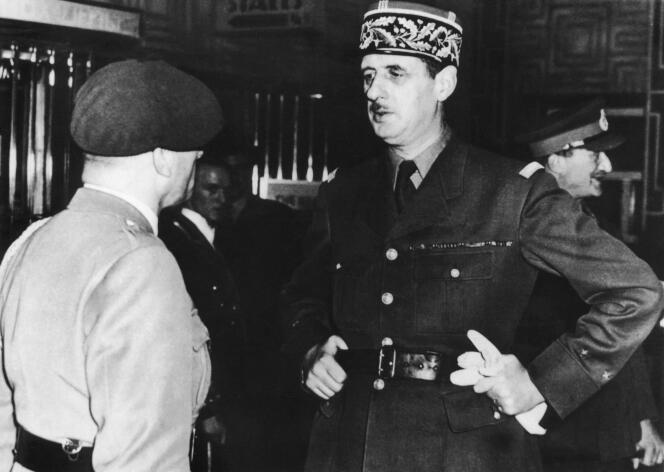 Foto de Price en 1940 en Londres del General de Gaulle hablando con un oficial desconocido.  (Foto AFP)