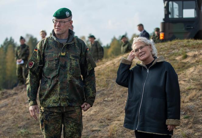 El general de brigada Christian Nawrat, comandante de la 41.ª Brigada de Infantería Mecanizada de la Bundeswehr, y Christine Lambrecht, ministra de Defensa alemana, durante maniobras en Gaiziunai, Lituania, el 8 de octubre de 2022.
