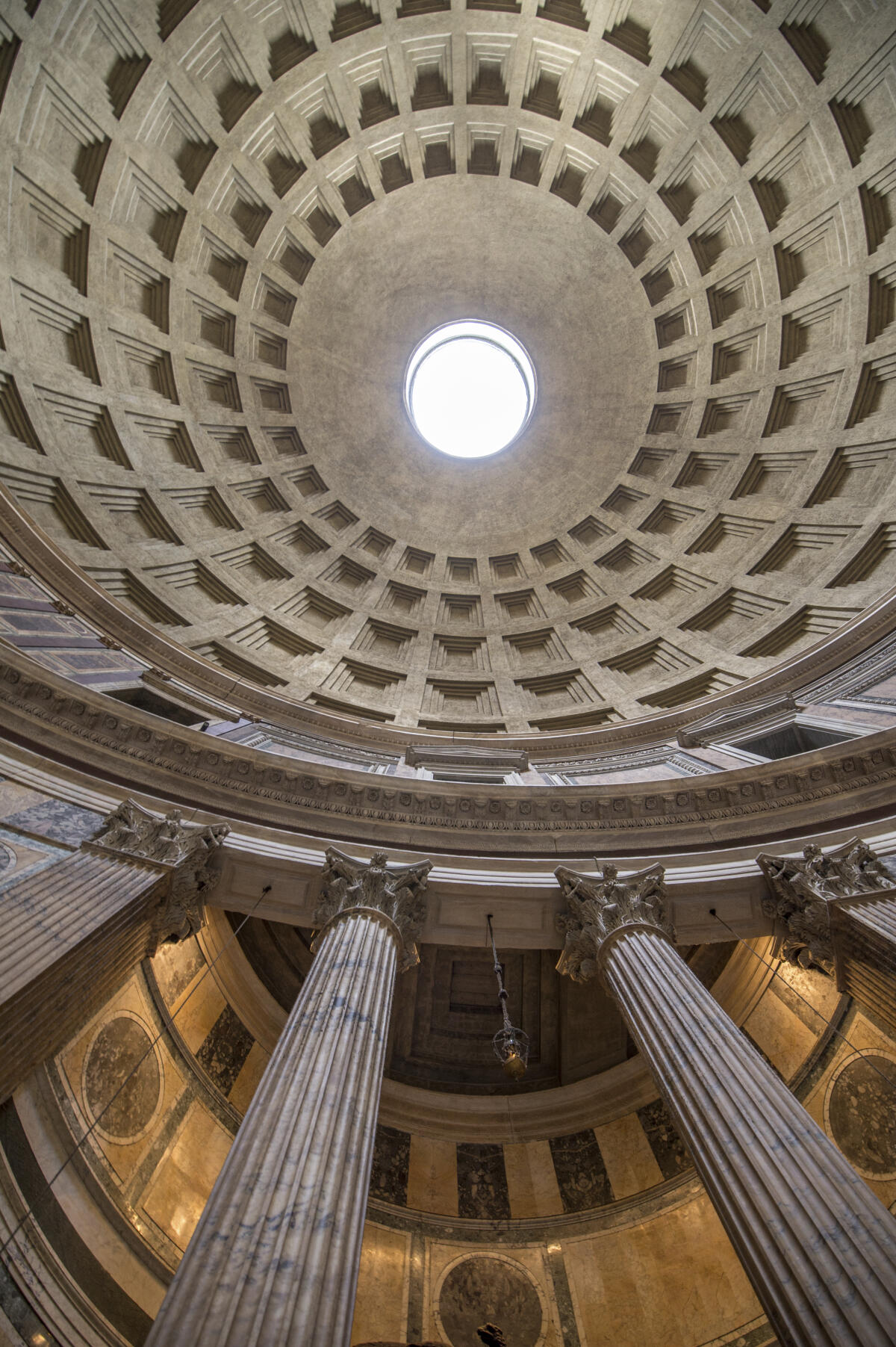 La cupola vista dall'interno del Pantheon, a Roma, nel giugno 2016.