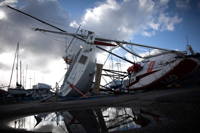 Barcos caídos a tierra, en el puerto de Chantereyne, en Cherburgo, el 16 de enero de 2023, tras el paso de la tormenta Gérard.