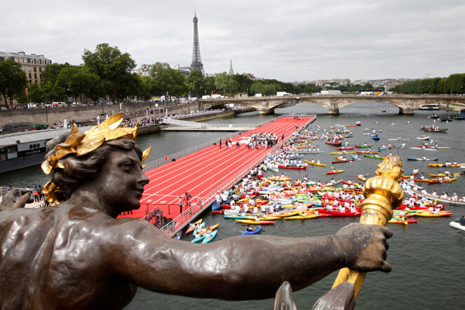 Une piste d’athlétisme sur la Seine, lors des Journées internationales olympiques, à Paris, le 23 juin 2017.