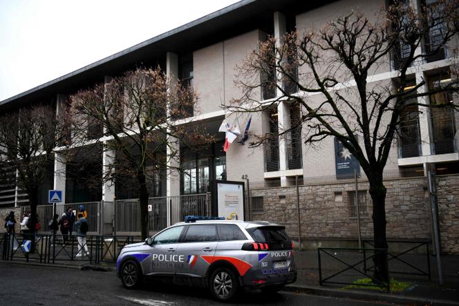 Un coche de policía aparcado frente a un instituto después de que un joven fuera apuñalado en la zona de Thiais (Val-de-Marne), el 16 de enero de 2023.