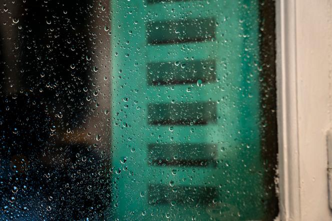 Pluie sur une fenêtre la nuit, à Aix-les-Bains, en Savoie.