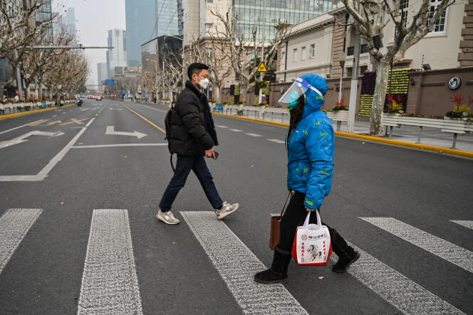 Une femme équipée de protections contre le coronavirus, à Shangaï, le 9 janvier 2023.