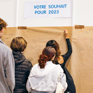 De jeunes lycéens inscrivent leurs souhaits pour 2023 au Salon Post Bac de la  Grande Halle de la Villette.