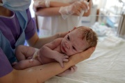 Une sage-femme s’occupe d’un nouveau-né, à la maternité Les Lilas, aux Lilas, en 2013.