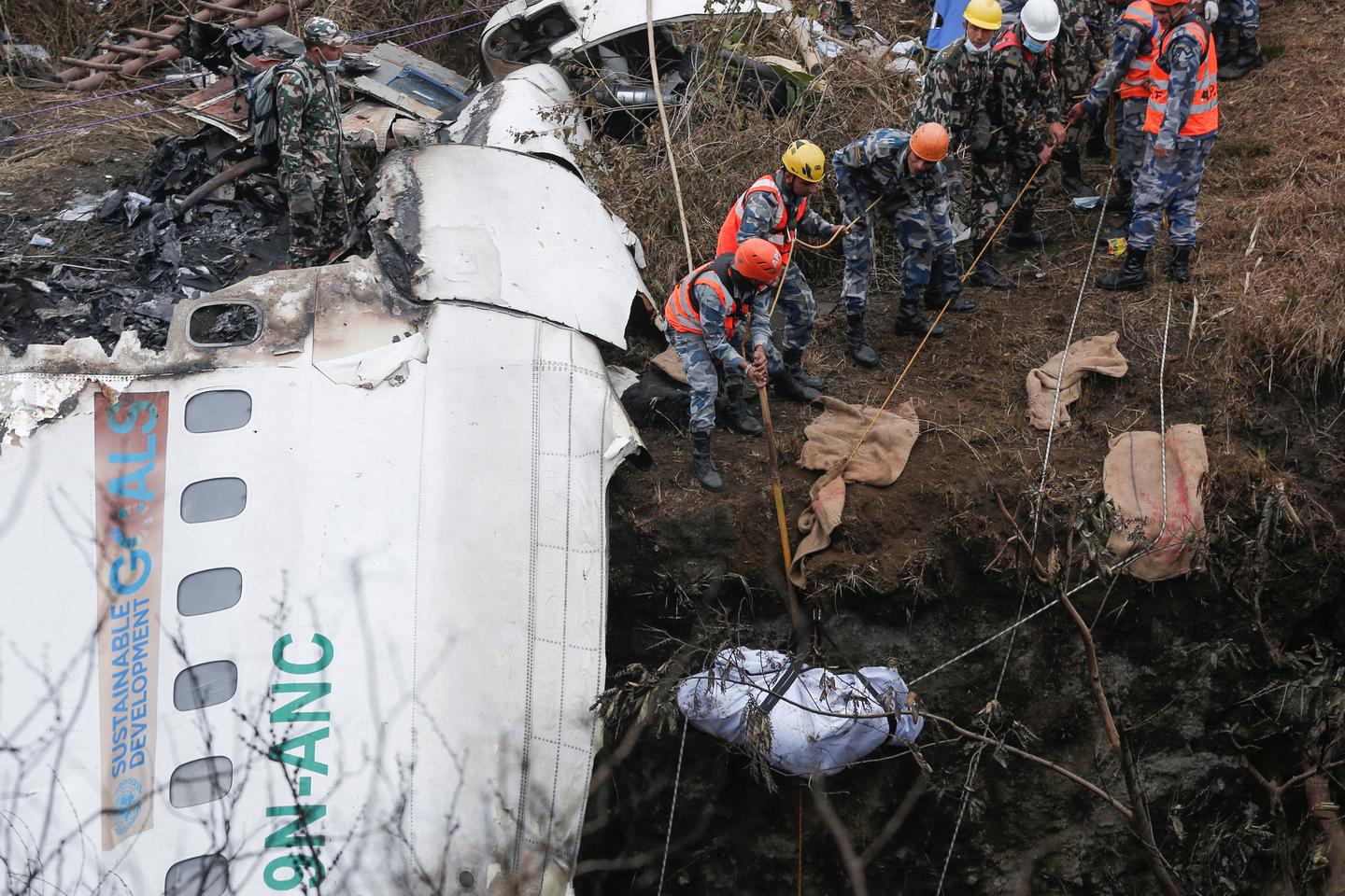 Les images du crash d’un avion au Népal