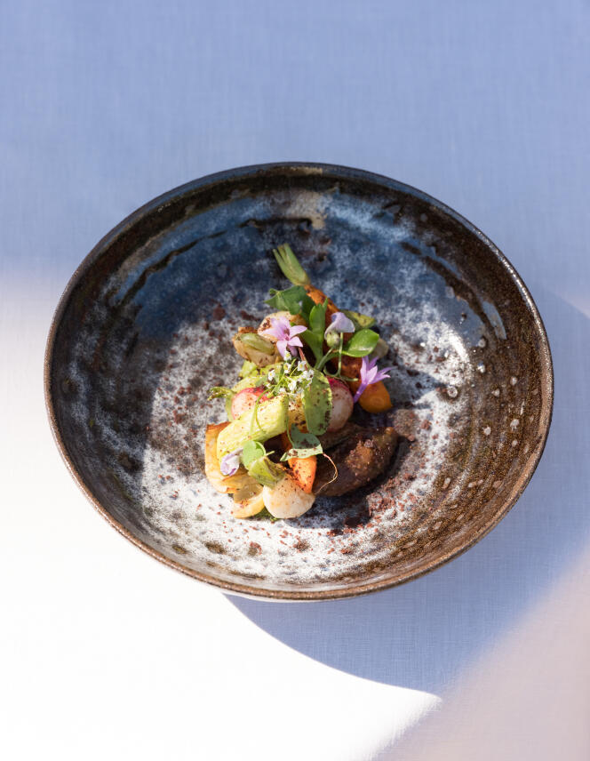 Légumes des jardins de Provence, tamarin de raisins épicé, bouillon des épluchures au cuir d’olive caillette. Au restaurant Le Louis XV, à Monaco, le 9 septembre 2022.
