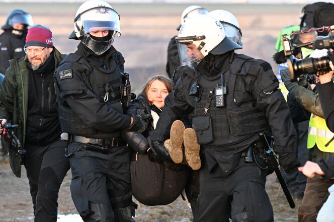 La policía arresta a Greta Thunberg en Erkelenz, Alemania occidental, el 17 de enero de 2023.