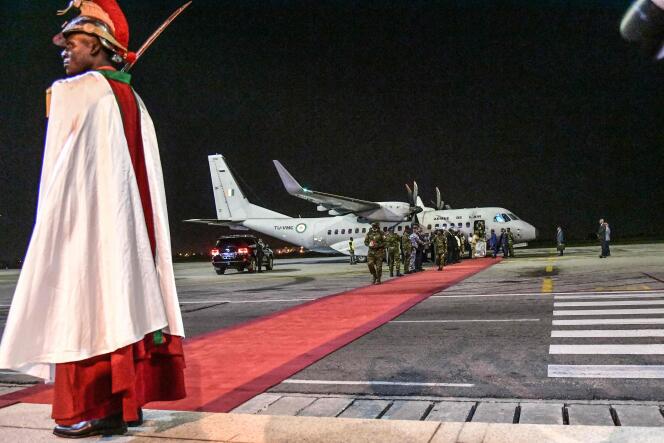 Les 46 soldats ivoiriens, arrêtés en juillet 2022, condamnés par la justice malienne et graciés par le chief de la junta malienne, le colonel Assimi Goïta, à leur arrivey à l'aéroport d'Abidjan, le 7 janvier. 