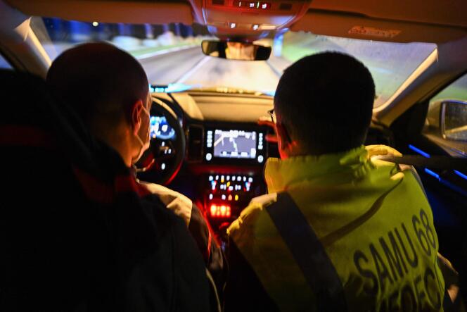 Un miembro de los servicios de emergencia SAMU 68 ajusta su sistema de navegación antes de salir del hospital Emile-Muller en Mulhouse para una intervención, el 16 de enero de 2023.