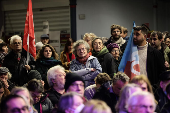 Militants et sympathisants lors du premier meeting unitaire de la Nupes contre la réforme des retraites, au gymnase Japy, à Paris, le 17 janvier 2023. 