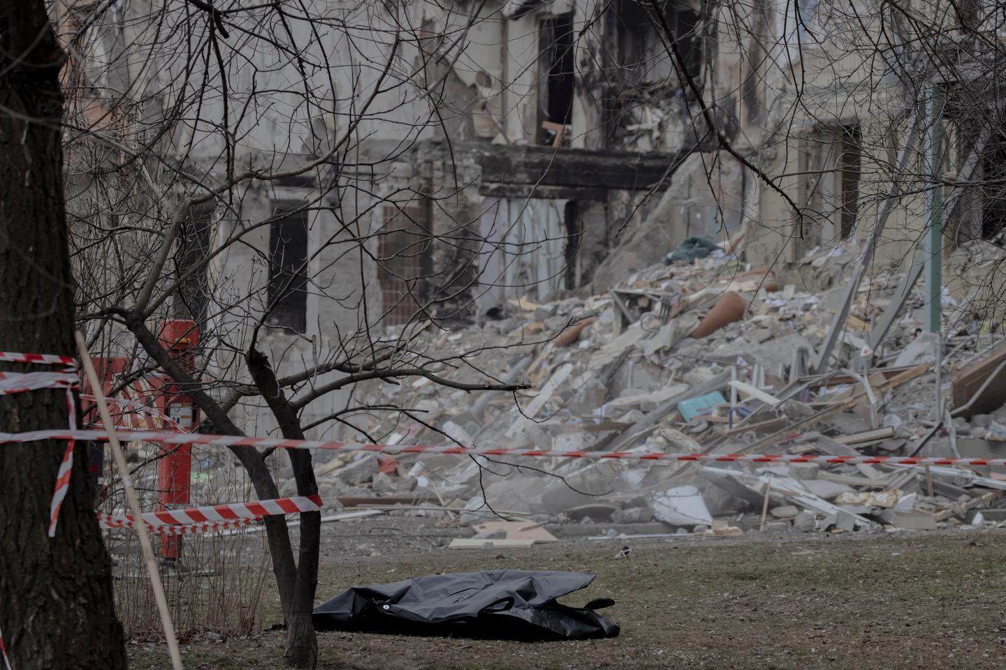 En Dnipro, Ucrania, la vida suspendida en las ruinas tras un bombardeo ruso