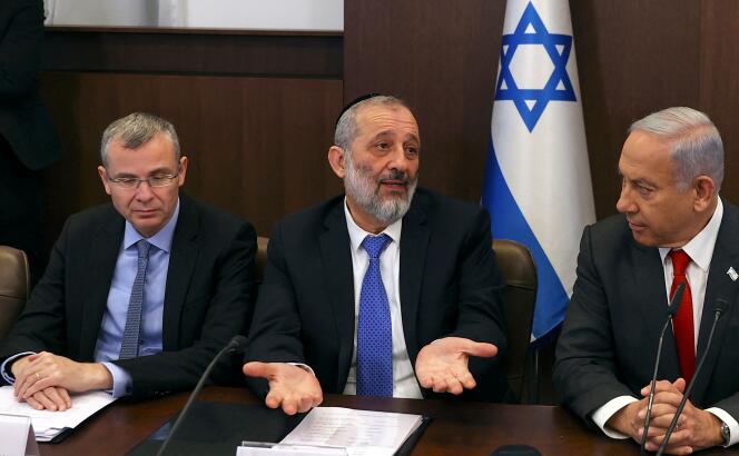 El ministro del Interior destituido, Arié Deri, el 8 de enero de 2023, junto al ministro de Justicia, Yariv Levin (a la izquierda), y el primer ministro, Benjamin Netanyahu (a la derecha).