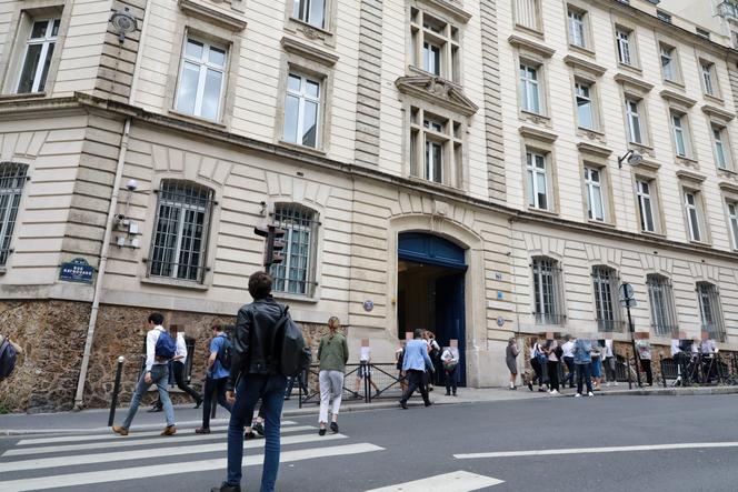 Devant l’établissement Saint-Jean de Passy, à Paris, le 1ᵉʳ juin 2018.