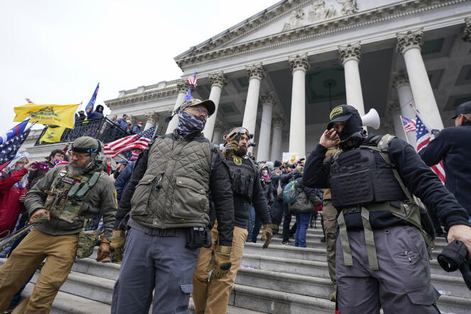 Miembros de la milicia Oath Keepers en los escalones del Capitolio, 6 de enero de 2021.