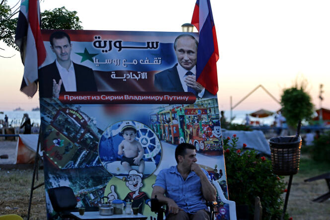 Une affiche représentant le président syrien, Bachar Al-Assad, et son homologue russe, Vladimir Poutine, à Tartous (Syrie), le 24 juillet 2022. Il y est écrit : « La Syrie se tient aux côtés de la Fédération de Russie ».
