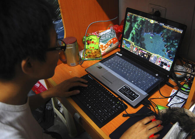 Un étudiant chinois jouant au jeu de rôle massivement multijoueurs « World of Warcraft » à Chongqing, en 2009.
