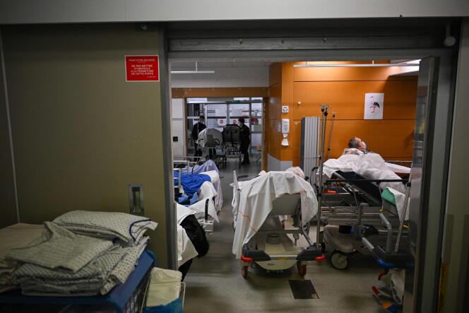 Przykuci do łóżka pacjenci na korytarzach oddziału ratunkowego szpitala im. Emila Müllera w Mulhouse (Haut-Rhin), 16 stycznia 2023 r.