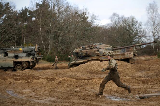 Un soldat anglais sur le terrain d’entraînement des Royal Electrical and Mechanical Engineers (« Iron Challenge »), sur la zone d’entraînement de Longmoor, près de Bordon (Angleterre), le 14 mars 2022. 