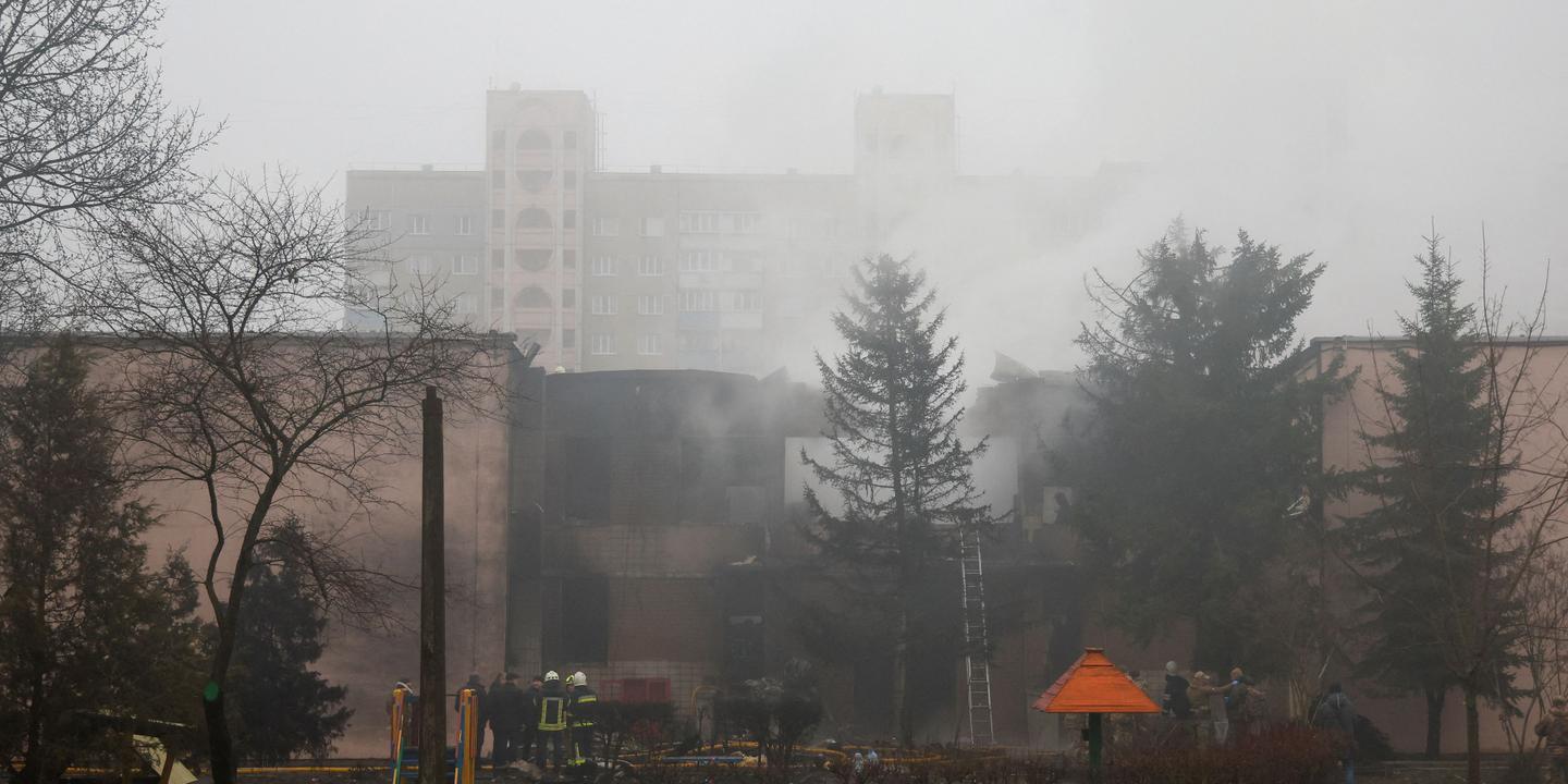 Un elicottero si è schiantato vicino a un asilo a Kiev, uccidendo almeno 18 persone, tra cui il ministro dell’Interno