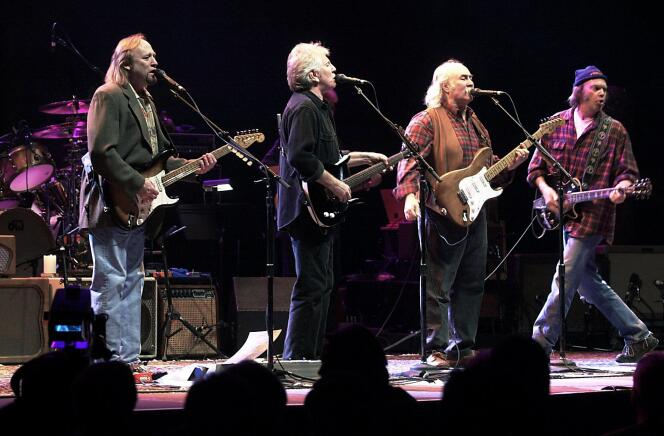 De gauche à droite, Stephen Stills, Graham Nash, David Crosby et Neil Young, en concert pour la première fois depuis 1974, au Palace d’Auburn Hill, dans le Michigan, le 24 janvier 2000.