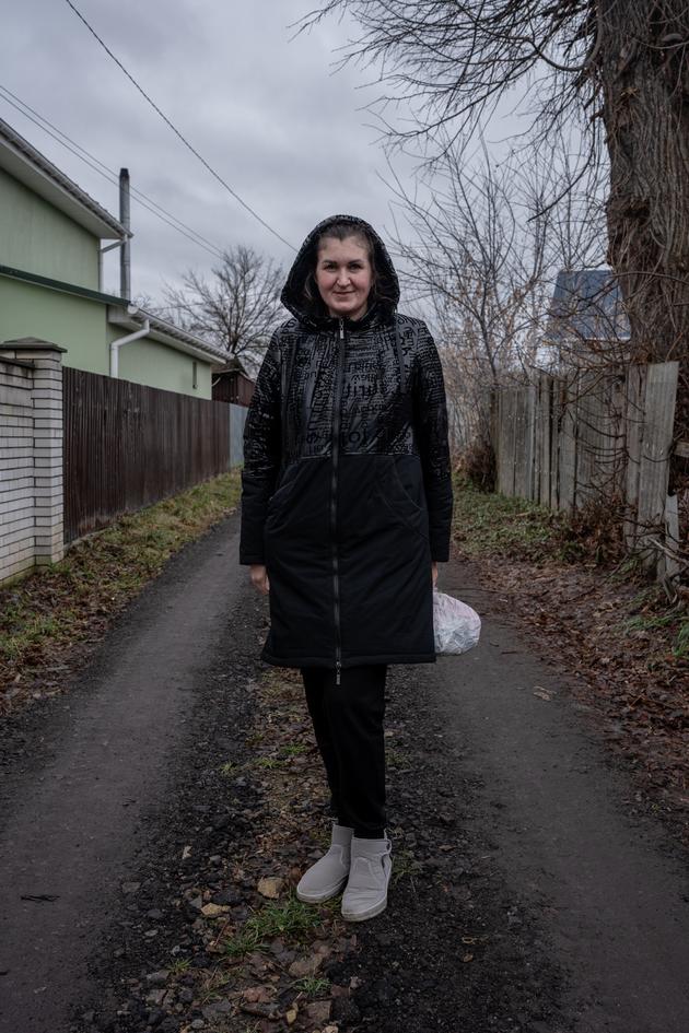 Olesya, 38 ans, est une Ukrainienne réfugiée à Zahaltsi, le 5 janvier 2023. Mère d’un bébé de 5 mois malade à cause des coupures de courant et du froid, elle a acheté sur Internet des vêtements pour son enfant. 
