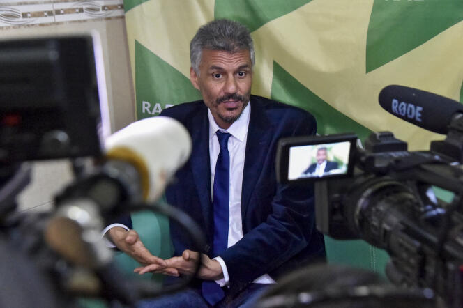 El opositor y empresario argelino Rachid Nekkaz durante una entrevista con Radio M, en Argel, en marzo de 2021.