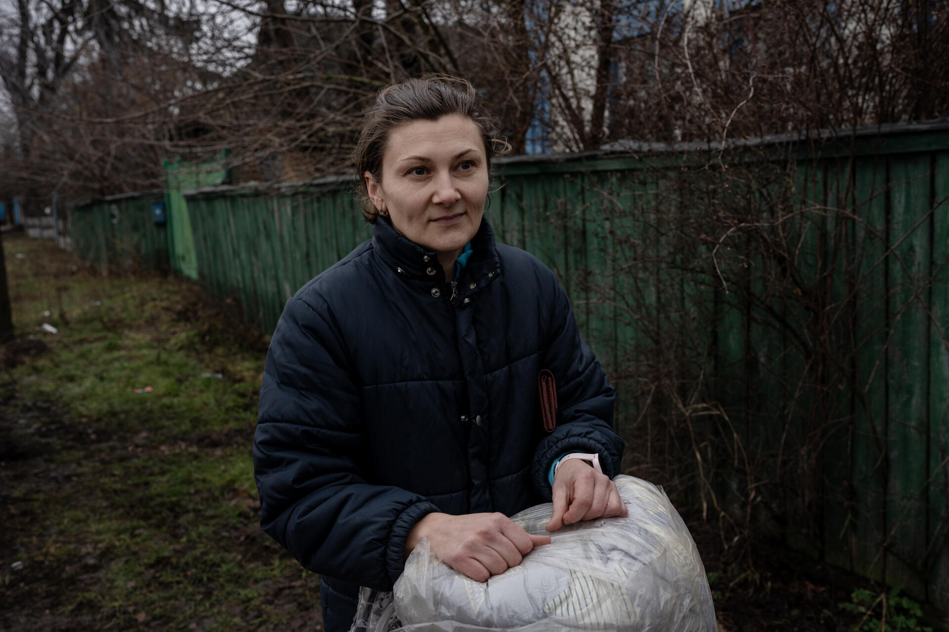 Katerina a commandé des couvertures chaudes sur Internet, à Zahaltsi (Ukraine), le 5 janvier 2023.
