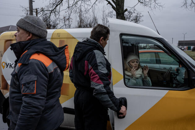 Sergii, chauffeur pour Ukrposhta et Lena, postière, commencent leur journée de livraison mobile, à Blystavytsya, en Ukraine, le 5 janvier 2023.