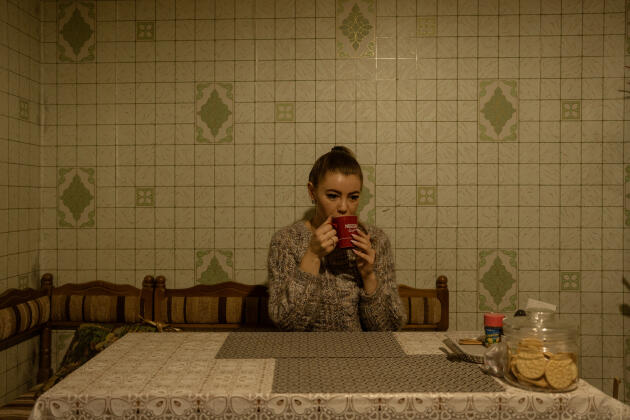 Lena, postière, boit son café avant d’aller travailler, à Borodianka, en Ukraine, le 6 janvier 2023.