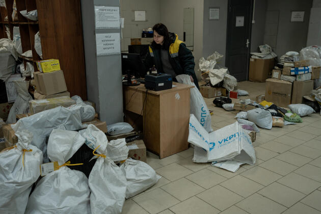 El 6 de enero de 2023, tres operadores preparan los paquetes que se distribuirán durante el día, en un centro de clasificación temporal de Correos de Ucrania, habiendo sido destruidas sus antiguas oficinas durante la ocupación rusa de Borodianka.
