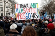 Des manifestants protestent contre le projet de réforme des retraites, le 19 janvier à Paris.
