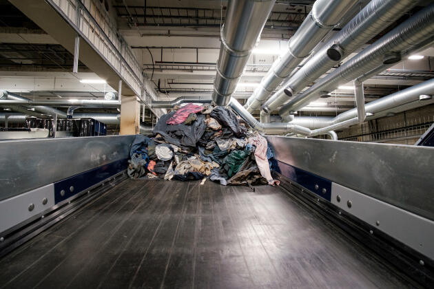 Un tas de vêtements de coton va être passé à la broyeuse et recyclé, dans l’usine de Sundsvall (Suède), le 10 novembre 2022. 