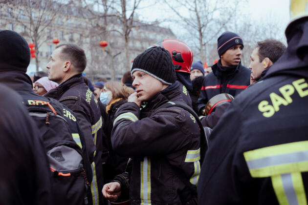 Les pompiers des Yvelines défilent place de la République à Paris le 19 janvier 2023.