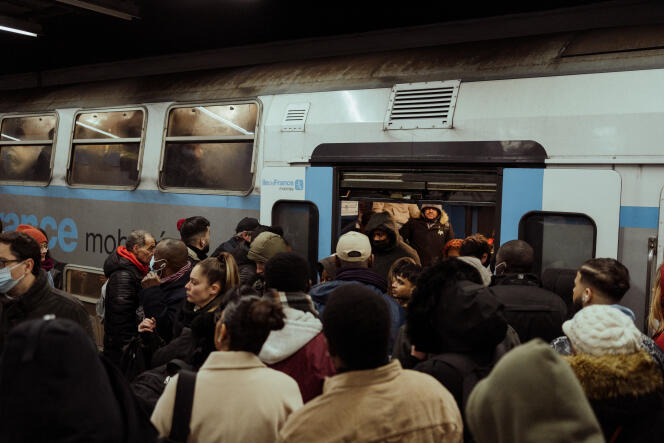Multitud en el andén del RER D en la Gare de Lyon el 19 de enero de 2023 con motivo del primer día de huelga contra la reforma de las pensiones en París.