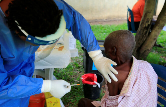 Un hombre se vacuna contra el virus del Ébola en Kirembo, Uganda, el 16 de junio de 2019. 