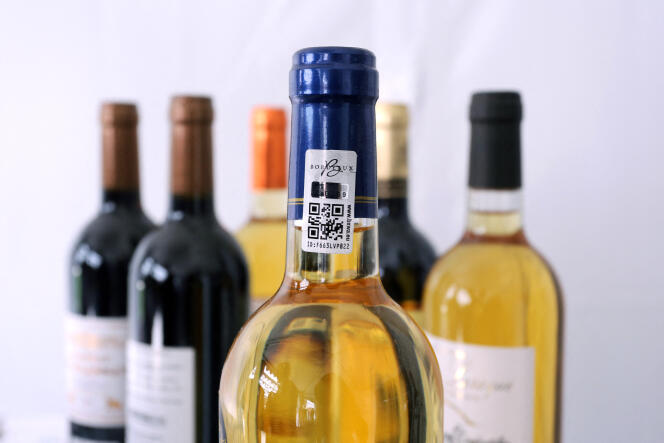 Des bouteilles de vin sont présentées dotées d’un QR code pour lutter contre les contrefaçons lors du salon Vinexpo de 2013. 
