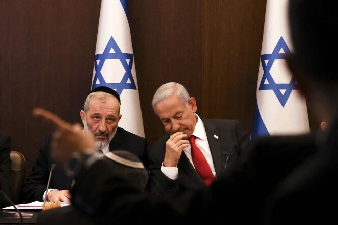 Benyamin Netanyahu (derecha), con el ministro del Interior y Salud, Arie Déri, ​​el 8 de enero de 2023, en Jerusalén. 