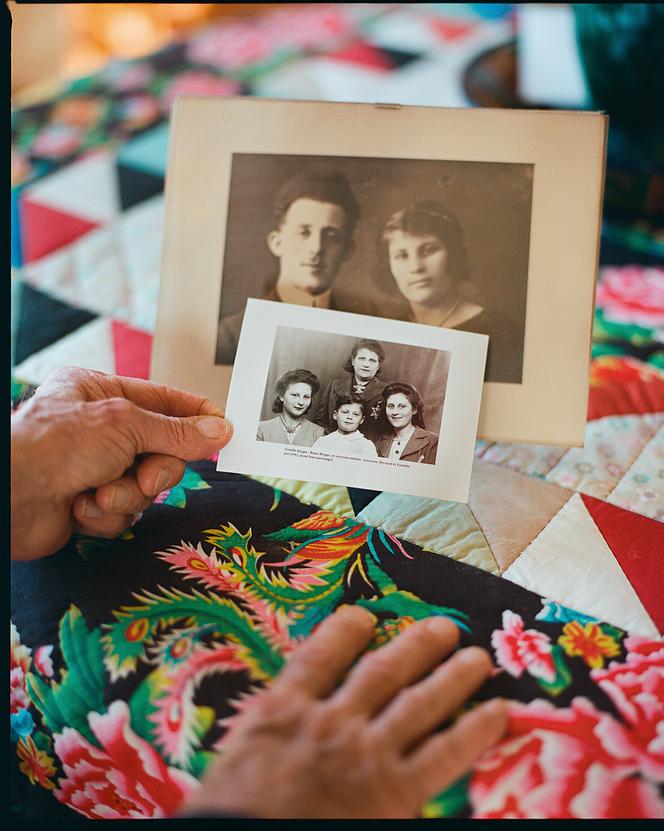 En casa de Bernard Kryger, en París, en marzo de 2022, una foto con su madre y dos hermanas y una foto de sus padres. 