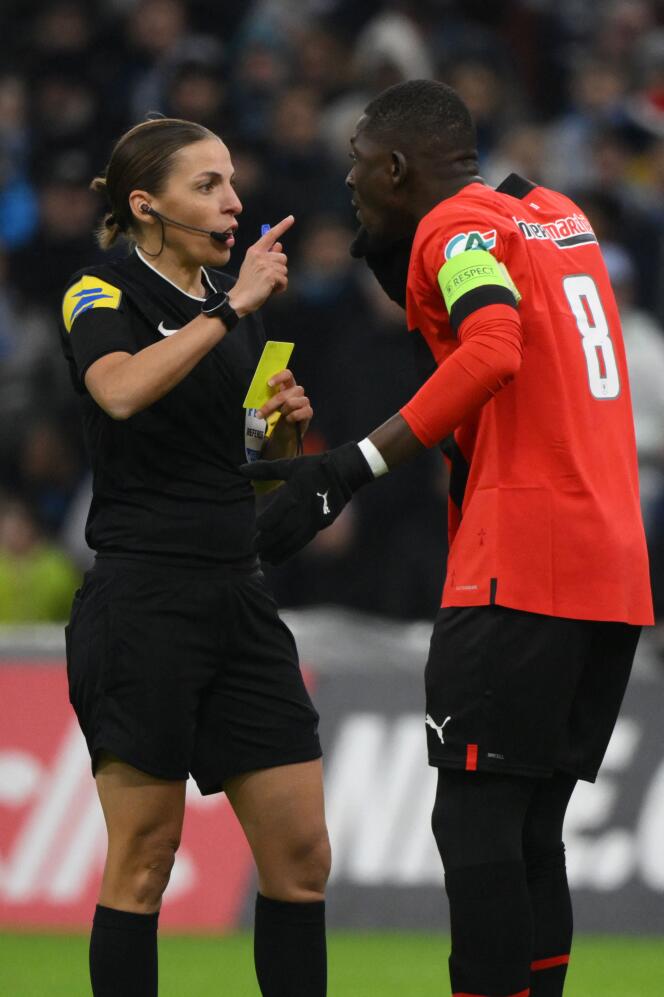 Stéphanie Frappart discute avec Hamari Traoré, défenseur rennais, lors du 32e de finale de Coupe de France entre Marseille et Rennes, au Stade-Vélodrome, le 20 janvier 2023. 
