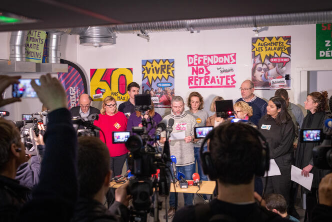 Les membres de l’intersyndicale s’expriment devant la presse après la journée d’action contre le projet de loi de réforme des retraites, à Paris, jeudi 19 janvier.