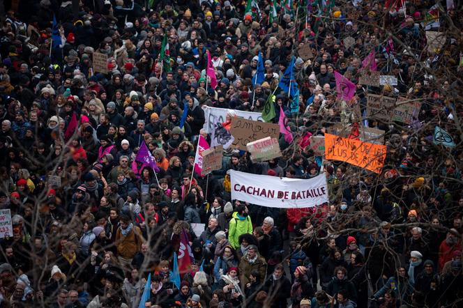 Manifestation intersyndicale contre le projet de réforme des retraites entre la place de la République et la place de la Nation, le 19 janvier, à Paris. 